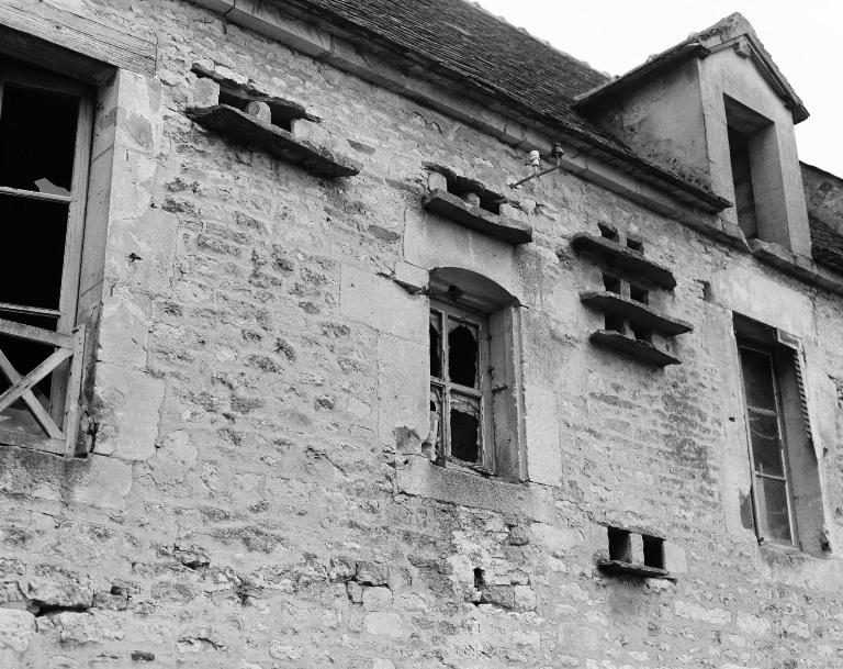 Bâtiment du moulin. Elévation extérieure nord. Trous de pigeons.