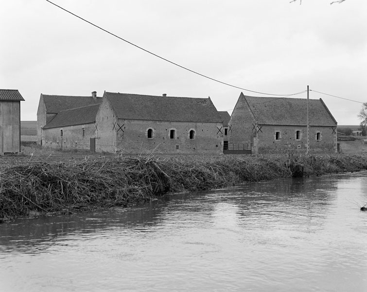 La Cour de Maizières. Ferme Leclerc. Vue d'ensemble prise du sud. ; Vue d'ensemble prise du sud. ; Ferme Leclerc à Cour de Maizières : vue d'ensemble prise du sud.