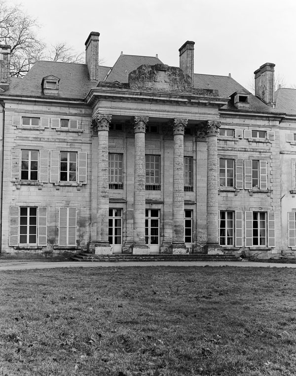 Logis. Elévation extérieure ouest sur cour. Le péristyle.