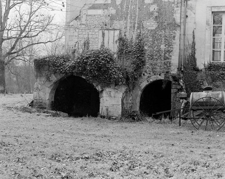 Bâtiment sud. Ancien logis. Elévation est. Portes des caves.