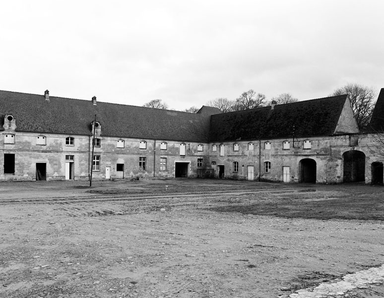 Bâtiments est et sud. Elévations nord et ouest sur la cour. Etables et vestiges du pavillon d'entrée.