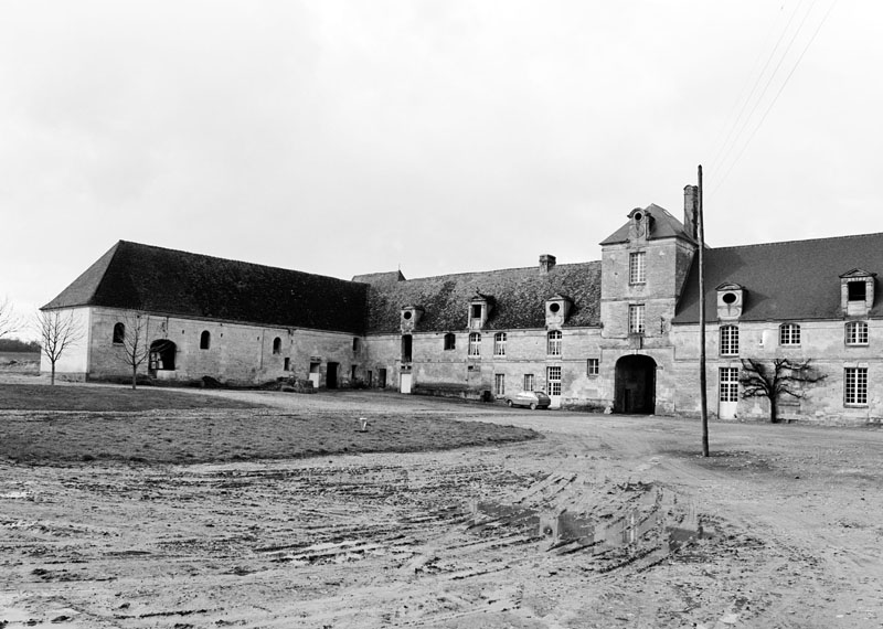Le Logis. Manoir de Rouvres dit Logis de Rouvres. Bâtiments nord et ouest. Elévations sud et est sur cour. Grange, logis et pavillon d'entrée. ; Bâtiments nord et ouest. Elévations sud et est sur cour. Grange, logis et pavillon d'entrée.
