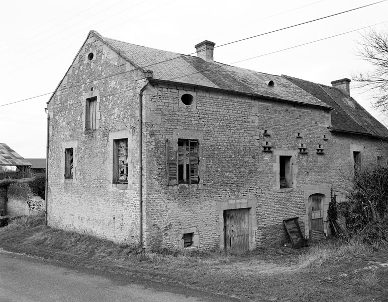Ferme. Ancien logis transformé en étables. ; Ancien logis transformé en étables. ; Ferme, ancien logis transformé en étables.