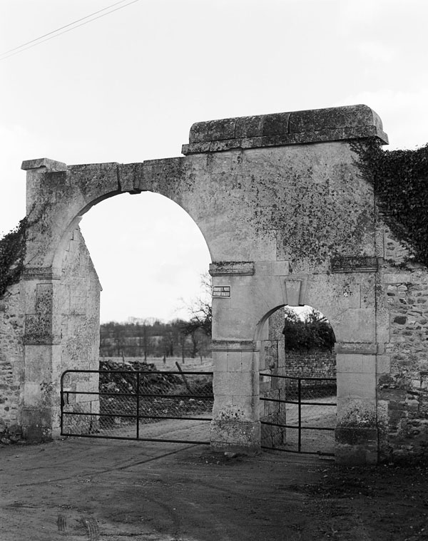 Fontaine Halbout. Presbytère. Portail. ; Portail.