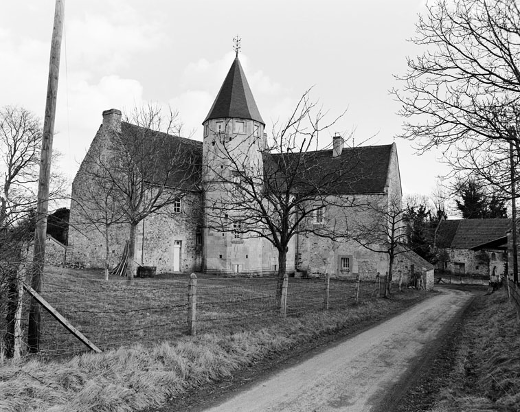 La Manoir. Manoir d'Ouilly. Logis. Vue du nord-ouest. ; Logis. Vue du nord-ouest. ; Manoir d'Ouilly à Ouilly-le-Tesson : vue du logis depuis le nord-ouest.
