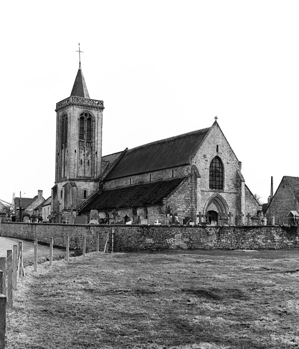 Eglise paroissiale Saint-Pierre. Vue d'ensemble prise du nord-ouest. ; Vue d'ensemble prise du nord-ouest.