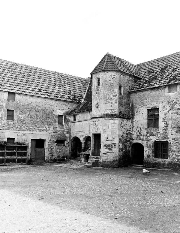 Manoir. Ancien logis. Elévation extérieure nord sur cour. ; Ancien logis. Elévation extérieure nord sur cour.