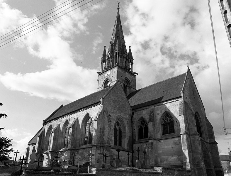 Eglise paroissiale Saint-Pierre. Vue d'ensemble prise du sud-est. ; Vue d'ensemble prise du sud-est.