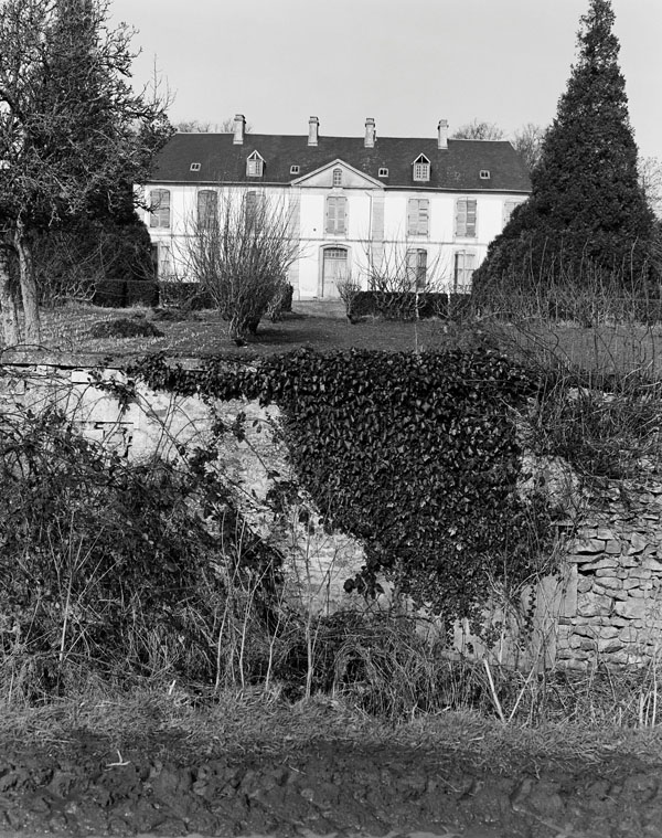 Logis. Elévation extérieure est sur jardin. Saut de loup.