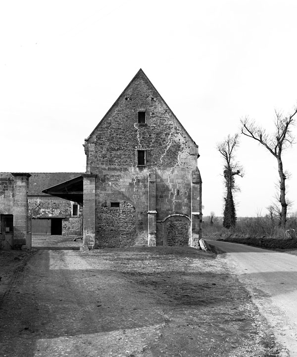Portail d'entrée et élévation extérieure est de la grange. ; Saint-Germain-le-Vasson, manoir : portail d'entrée.