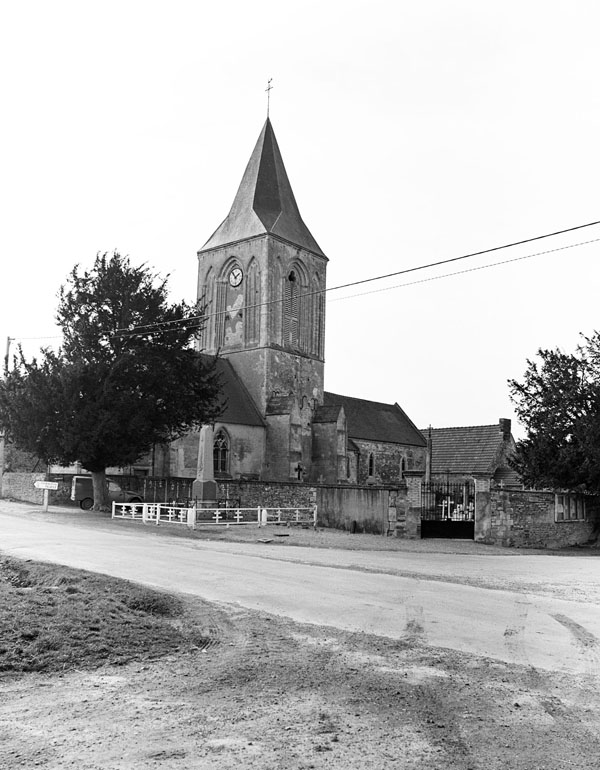 Eglise paroissiale Saint-Germain. Vue générale prise du nord-est. ; Vue générale prise du nord-est.