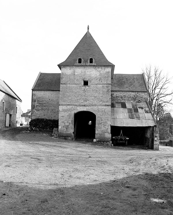 Ferme du Château. Pavillon et grange vus de l'ouest. ; Pavillon et grange vus de l'ouest. ; Ferme du Château : pavillon et grange vus de l'ouest.