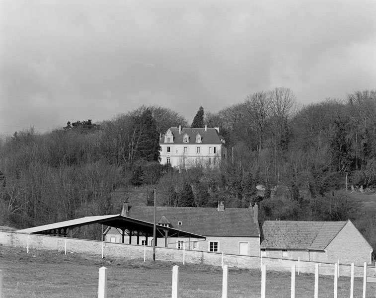 Vue de situation prise de l'est.