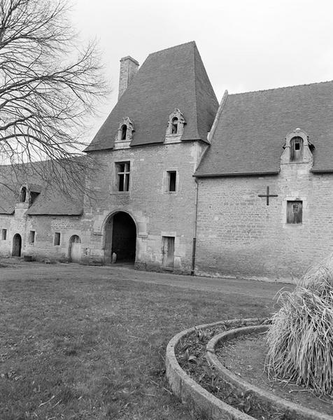 Bâtiment nord. Elévation sud sur jardin. Ouvrage d'entrée.