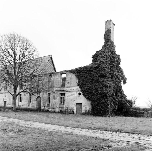 Bâtiment sud. Elévation nord sur cour. Partie ouest. Ancien logis.