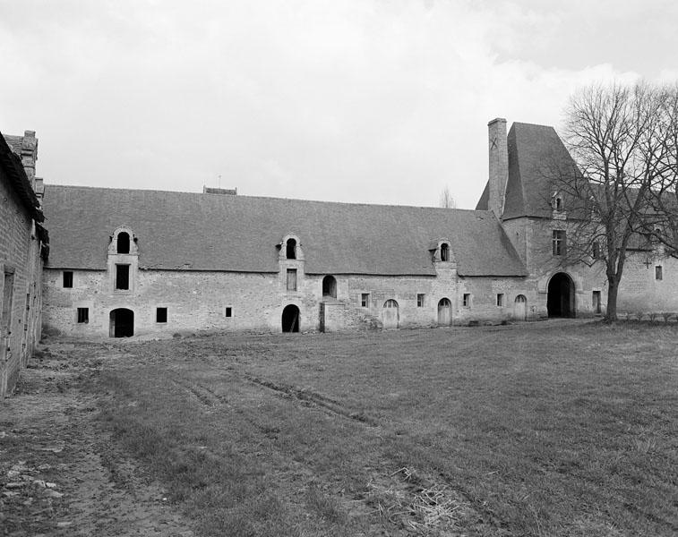 Bâtiment nord. Elévation extérieure sud sur cour. Pressoir et porterie.