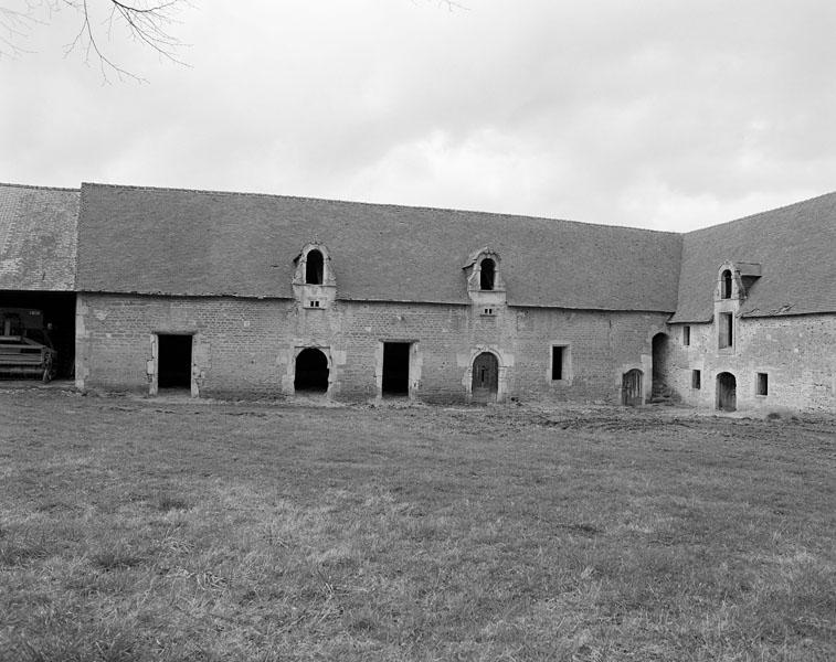 Bâtiment ouest. Elévation extérieure est sur cour. Ecuries.