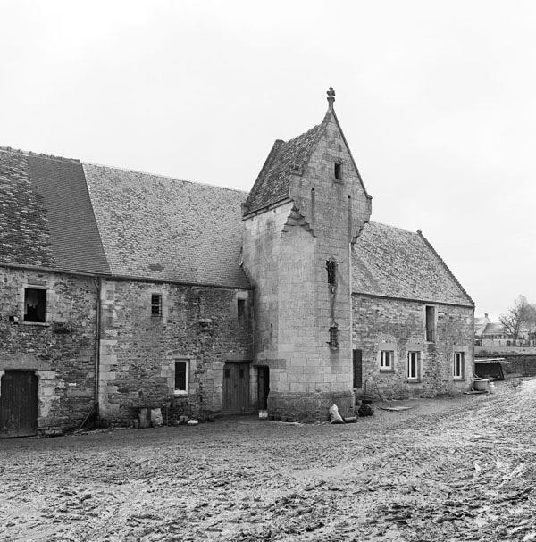 La Rochette. Ferme. Bâtiment est. Ancien logis. Elévation extérieure ouest sur cour. ; Bâtiment est. Ancien logis. Elévation extérieure ouest sur cour.
