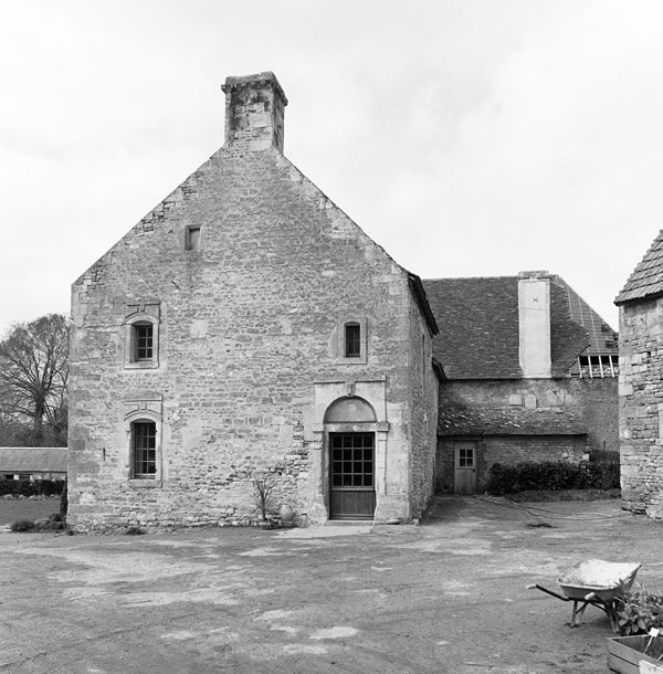 Logis. Elévation extérieure est. ; Manoir à Saint-Laurent-de-Condel: élévation extérieure est.