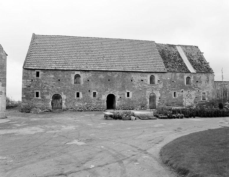 Bâtiment nord. Elévation extérieure sud. Ecuries.