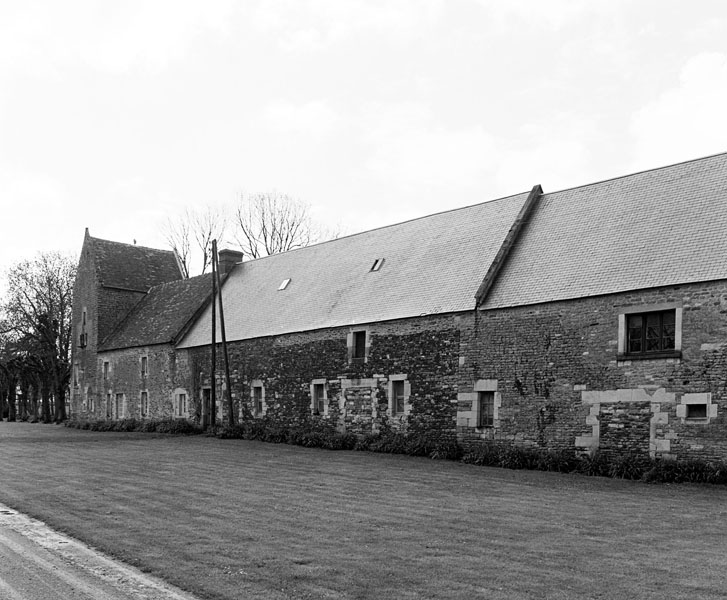 Bâtiment sud. Colombier de la ferme. Logis et étables.