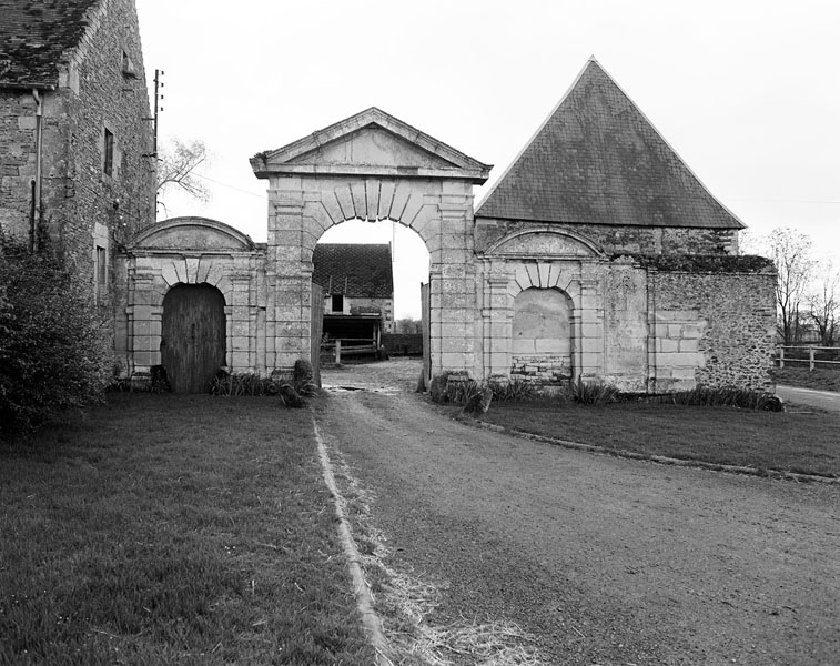 La Grande Ferme. Château dit du Bosquet. Portail nord. ; Portail nord. Elévation nord.