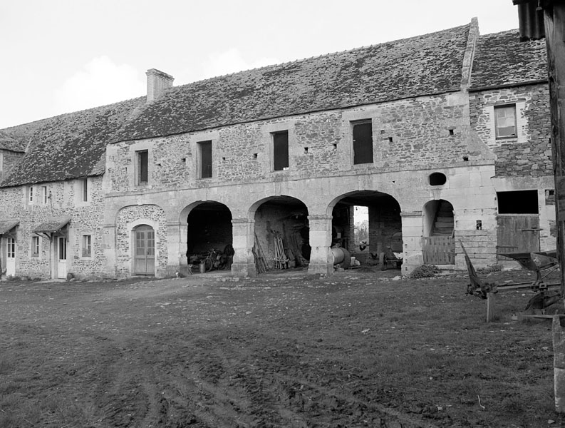 Château du Bosquet à Mutrécy : remise. ; Bâtiment nord. Elévation extérieure. Remise.
