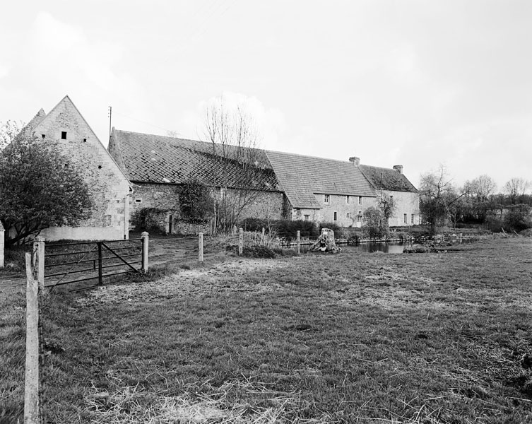 Bâtiment sud. Elévation extérieure sud. Grange, pressoir et logis.