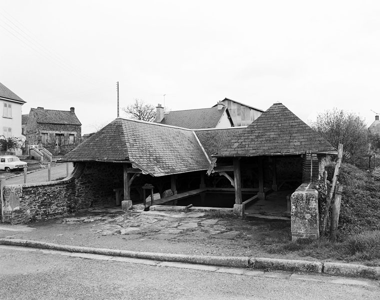 Lavoir. Vue d'ensemble prise de l'ouest. ; Vue d'ensemble prise de l'ouest.