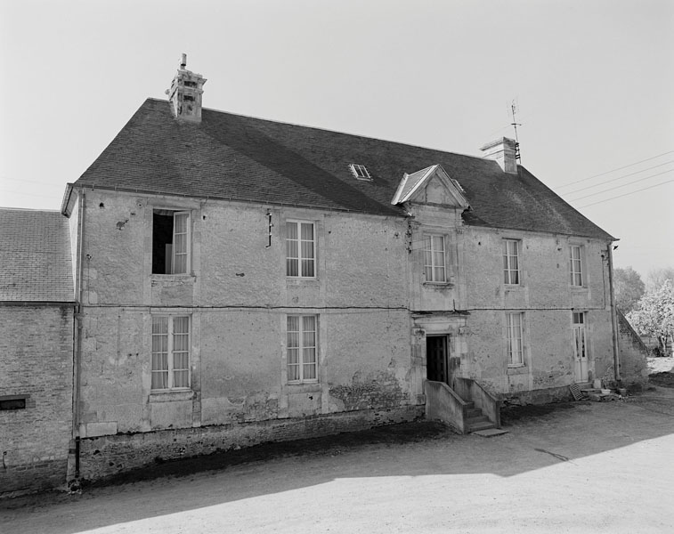 Ferme à Maizières : élévation extérieure nord. ; Ferme. Logis. Elévation extérieure nord sur cour. ; Logis. Elévation extérieure nord sur cour.
