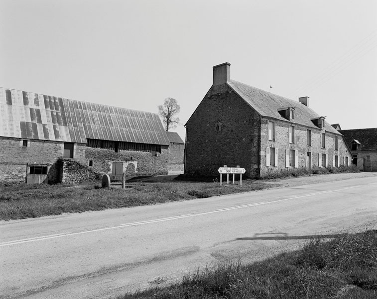 L'Eglise. Maison. Vue d'ensemble prise du nord-ouest. ; Vue d'ensemble prise du nord-ouest.