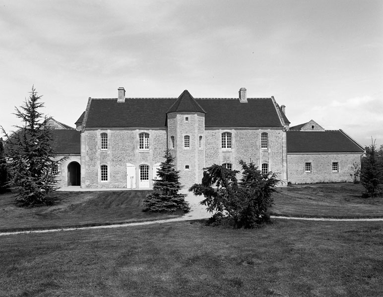 Manoir de Quatrepuits : élévation extérieure sud sur jardin. ; Manoir de Quatrepuits : élévation extérieure sud sur jardin.