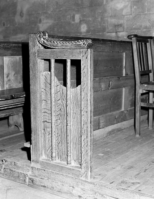 Ensemble de 26 bancs de fidèles (bancs d'église)