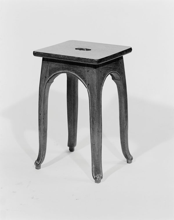 Ensemble d'un fauteuil, de 6 tabourets et 2 bancs