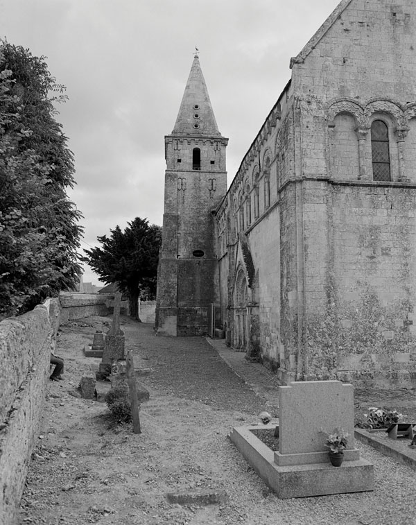 Tour nord vue de l'ouest. ; Cintheaux, église paroissiale Saint-Germain, tour nord vue de l'ouest.