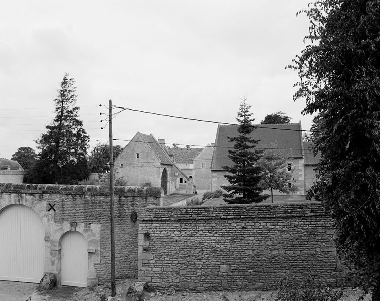 Manoir de Cisterciens de l'Abbaye de Barbery. Vue d'ensemble prise du sud. A l'ouest, vestiges de la grange. A l'est, pressoir à cidre. ; Vue d'ensemble prise du sud. A l'ouest, vestiges de la grange. A l'est, pressoir à cidre. ; Cintheaux, manoir de Cisterciens de l'Abbaye de Barbery.