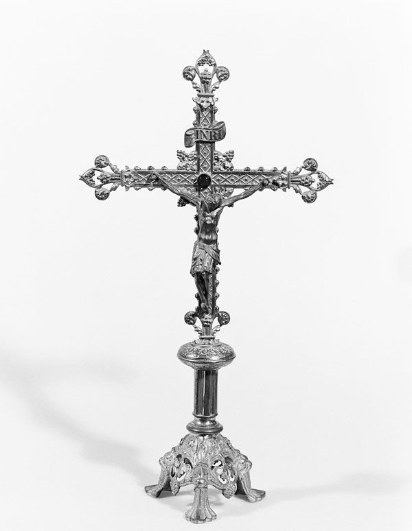 Croix d'autel de l'ensemble n°1 d'une croix d'autel et de 6 chandeliers.