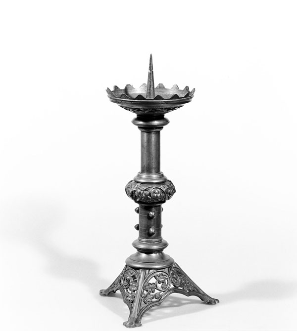 Chandelier de l'ensemble n°2 d'une croix d'autel et de 6 chandeliers.