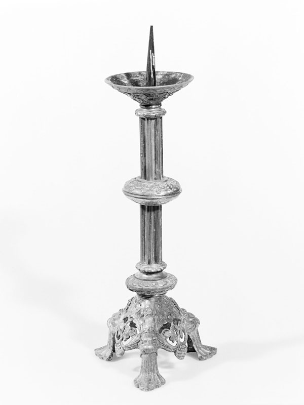 Chandelier de l'ensemble n°1 d'une croix d'autel et de 6 chandeliers.