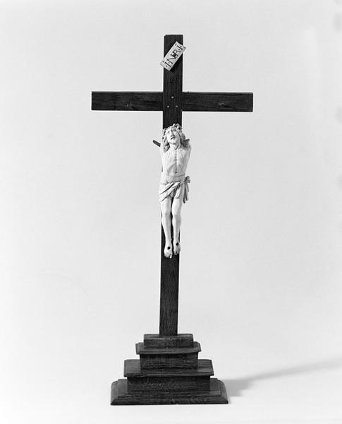 Statuette : Christ en croix