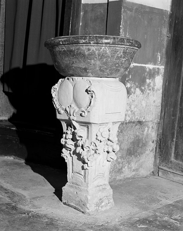 Ensemble de fonts baptismaux et d'un bénitier de milieu