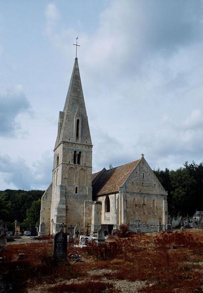 Chevet et tour vus de l'est.