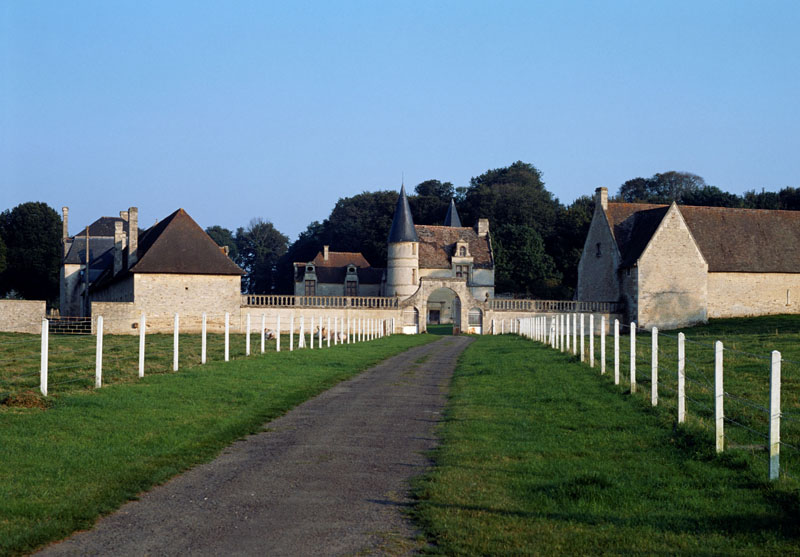 Quilly. Château. Vue générale prise de l'ouest. ; Vue d'ensemble prise de l'ouest.