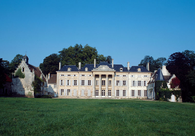 Vue d'ensemble prise du sud-ouest. Chapelle, château et ancien logis.