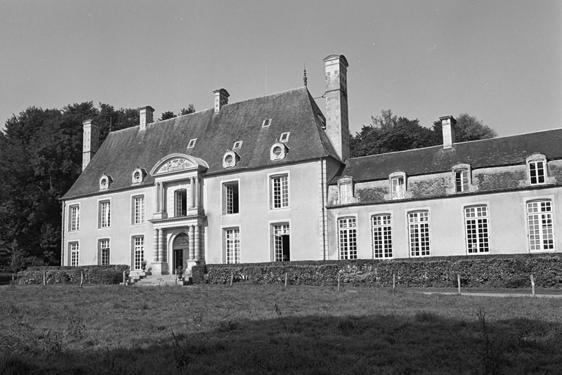 Logis, élévation extérieure est sur cour.