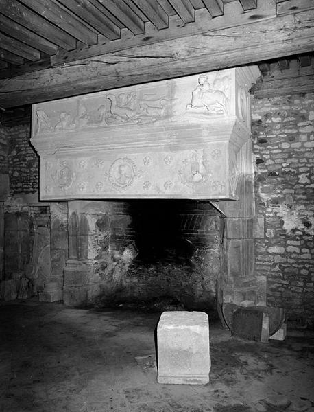 Ancien logis, élévation extérieure, cheminée. Vue d'ensemble.