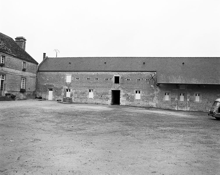 Etables, élévation extérieure ouest sur cour.