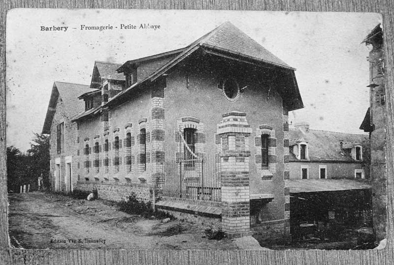 Barbery - Fromagerie - Petite abbaye.- Carte postale, éd. Vve E. Dannebey, début 20e siècle. (Collection particulière De Moor).