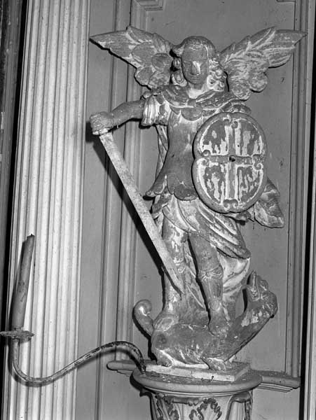 Statue (demi-nature) : saint Michel