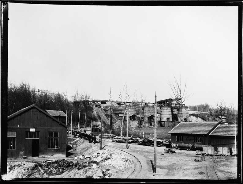 Fours de calcination.- Photographie ancienne, vers 1914. (Collection particulière).